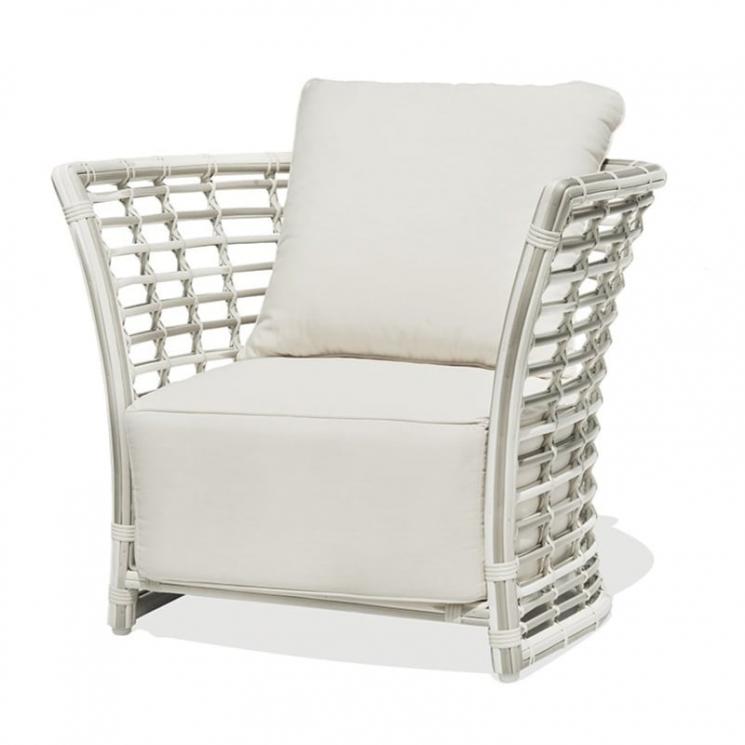 Белое кресло из искусственного ротанга с мягкими подушками Villa Skyline Design - фото