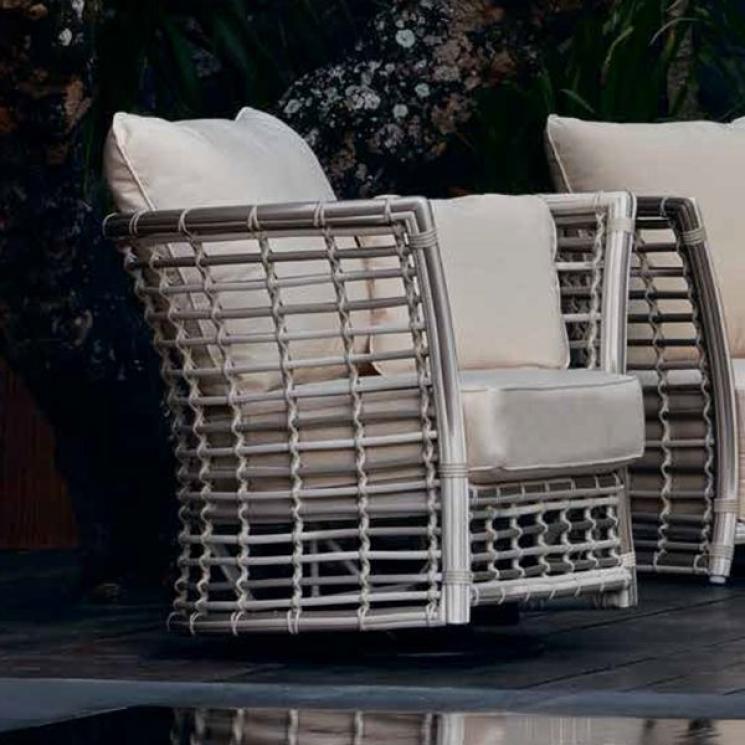 Белое ротанговое балконное кресло с мягким сиденьем Villa Skyline Design - фото