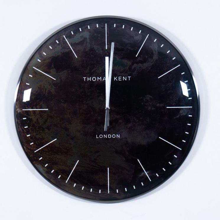 Абстрактные дизайнерские настенные часы в серебристом обрамлении Oyster Thomas Kent - фото