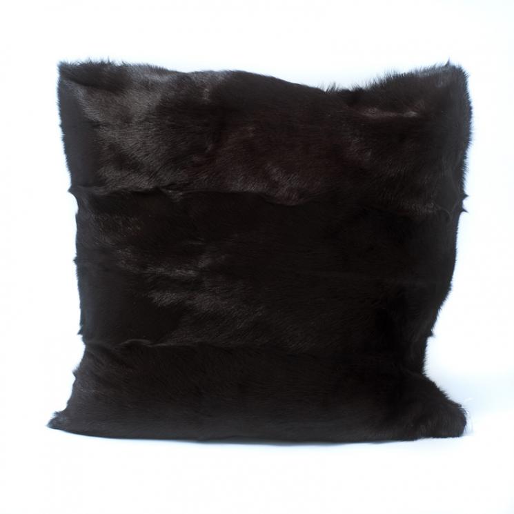 Декоративная наволочка из натурального меха темно-коричневого цвета  - фото