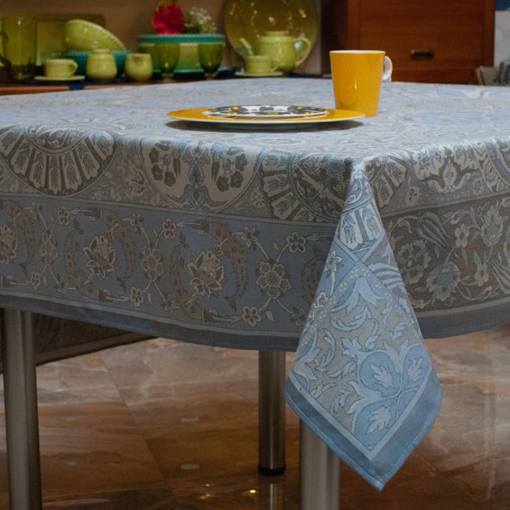 Серо-синяя скатерть с тефлоновым покрытием и широкой каймой Porcelaine L'Ensoleillade - фото