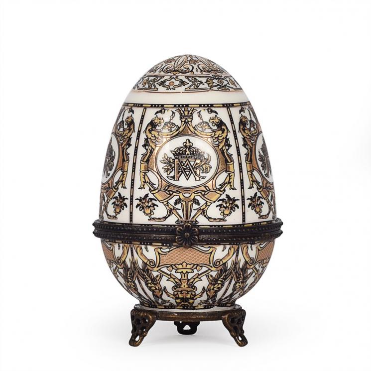 Фарфоровая шкатулка в форме яйца с узором из гербов Royal Family - фото