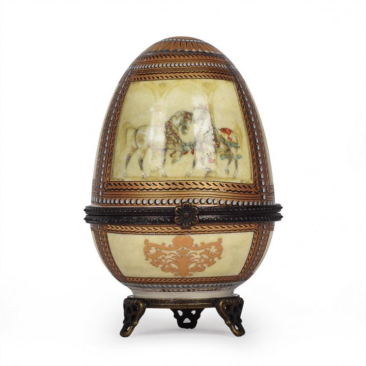 Шкатулка-яйцо из фарфора с узорами и изображением коней Royal Family - фото