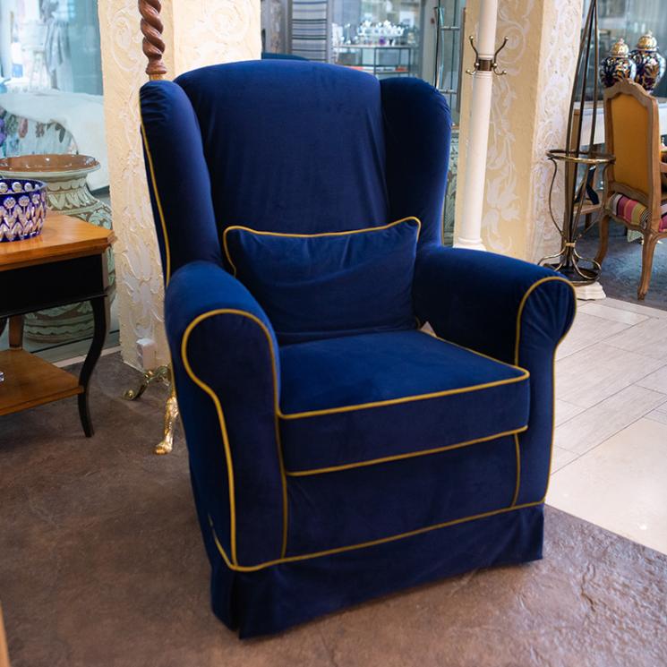 Высокое мягкое кресло ручной работы с обивкой из синего велюра Bergere  - фото