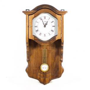 Большие деревянные часы с маятником в старинном стиле