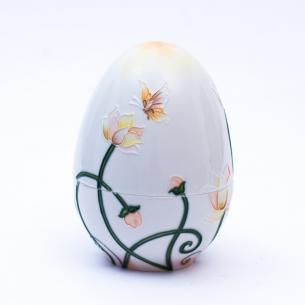 Шкатулка-яйцо с рисунком из цветов и бабочек