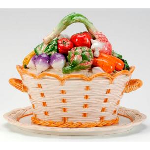 Супница на подносе с декором из овощей на крышке