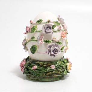 Изысканный декор-шкатулка в форме яйца с лепными розочками из керамики