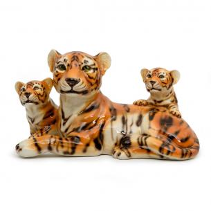 Декоративная керамическая статуэтка в виде семьи тигров
