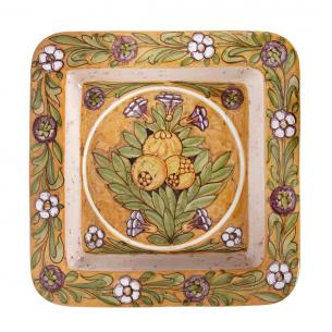 Настенная тарелка с цветочным узором
