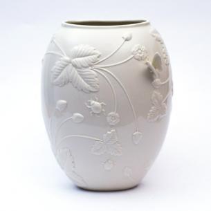 Керамическая ваза с объемным декором