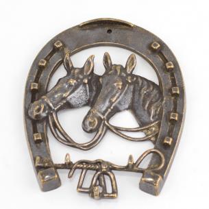 Ключница в виде подковы с объемным изображением лошадей