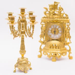 Набор из каминных часов и двух канделябров золотистого цвета
