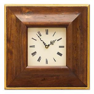 Часы в деревянной раме