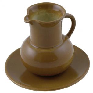Молочник с блюдцем из керамики коричневого цвета