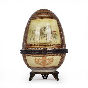 Шкатулка-яйцо из фарфора с узорами и изображением коней