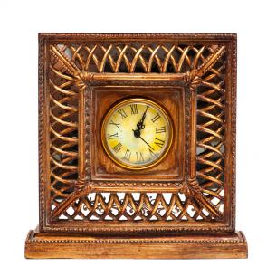 Часы деревянные со сквозным плетением
