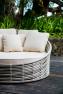 Белый круглый лаунж-диван с мягким матрасом для отдыха на террасе Villa Skyline Design  - фото