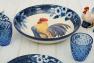Большой салатник с темно-синим ободком и центральным рисунком птицы "Петух Индиго" Certified International  - фото