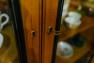 Витрина ручной работы из натурального массива вишни Luis XV AM Classic  - фото