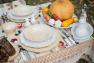 Белые тарелки под суповыми желтого цвета  - фото