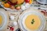 Белая тарелка под суповой желтого цвета  - фото