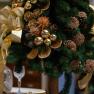 Высокая искусственная ель на деревянном стволе, украшенная золотым декором Villa Grazia  - фото