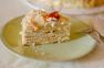 Торт Медовик на зеленой тарелке Costa Nova  - фото