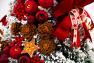 Новогодняя ель в округлой подставке, декорированная снегом и красными бантами Villa Grazia  - фото