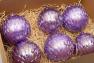 Ёлочные шары пурпурного цвета с выпуклым декором EDG 6 шт.  - фото