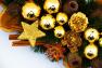 Рождественский искусственный венок с золотистыми игрушками и натуральным декором Villa Grazia  - фото