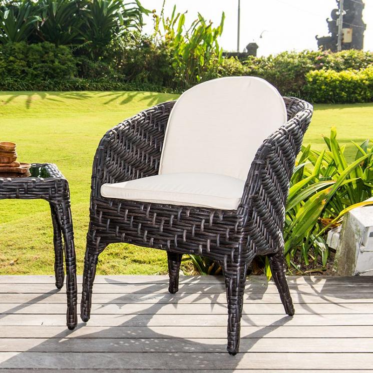 Стильне крісло з темного ротанга зі світлими подушками Celeste Skyline Design - фото