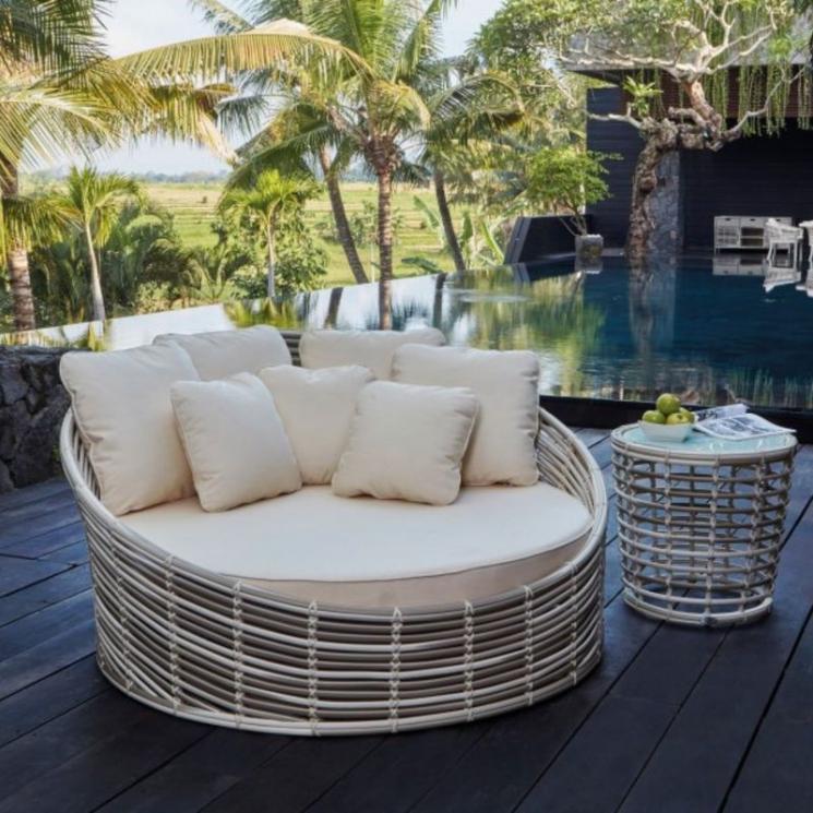 Білий круглий лаунж-диван з м'яким матрацом для відпочинку на терасі Villa Skyline Design - фото