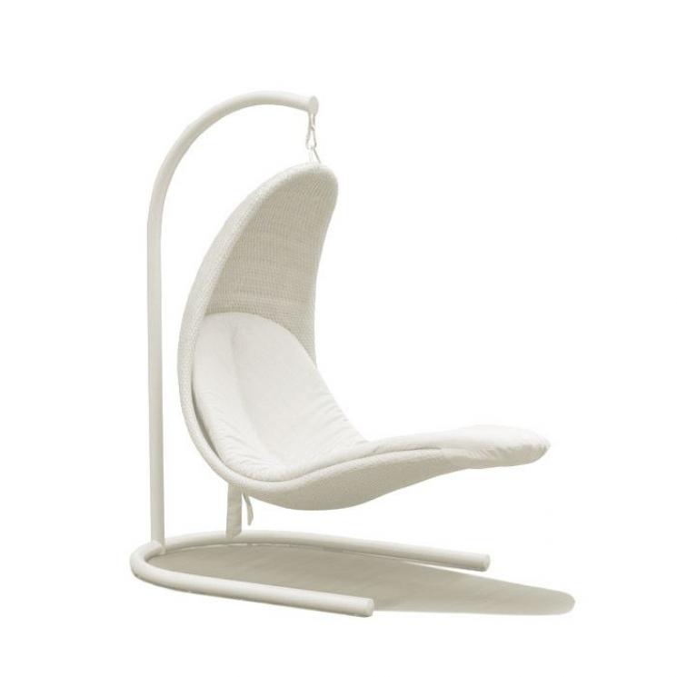 Садове крісло-гойдалка з білого поліротангу з м'яким вологостійким матрацом Christine Skyline Design - фото