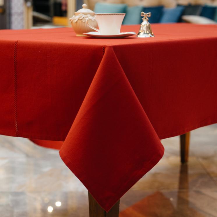 Червона скатертина з натуральної бавовни з мережевим декором Chili Tint - фото