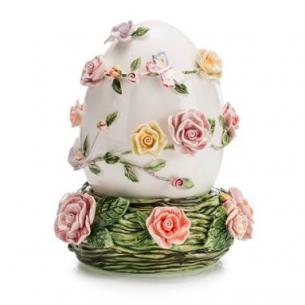 Велика шкатулка з декором у вигляді керамічного яйця з бутонами троянд.