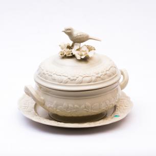 Супниця на таці з об'ємним декором з квітів та птиці