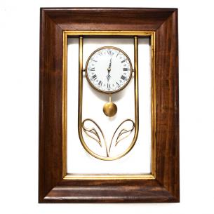 Настінний годинник з маятником у дерев'яній рамці