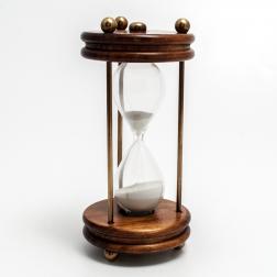 Пісочний годинник в старовинному стилі