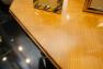 Двоколірний кавовий столик, виготовлений вручну з благородної деревини AM Classic  - фото