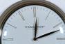 Настінний годинник середнього розміру з білим циферблатом у золотистому обрамленні Timekeeper Thomas Kent  - фото