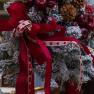 Велика новорічна ялинка з червоними бантами та штучним снігом Villa Grazia  - фото