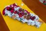 Засніжена гірлянда із штучних ялинових гілок із червоним декором Villa Grazia  - фото