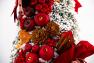 Новорічна ялина в округлій підставці, декорована снігом та червоними бантами. Villa Grazia  - фото