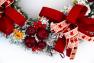 Різдвяний вінок із засніжених ялинових гілок з червоним декором. Villa Grazia  - фото