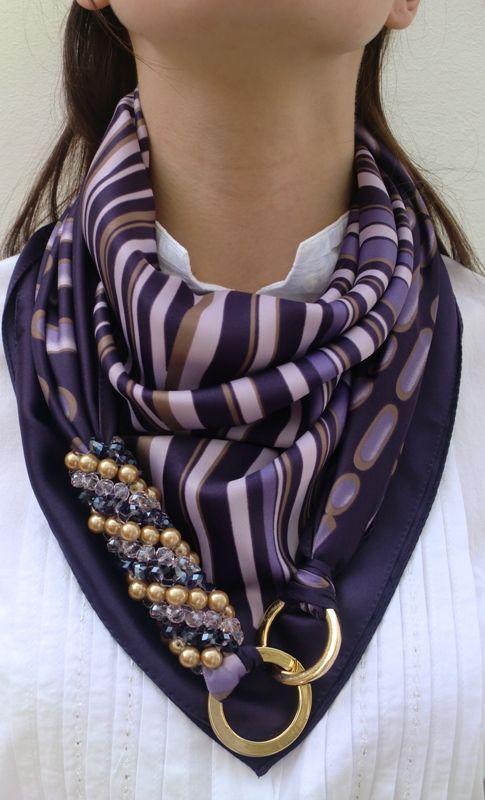 Фиолетовый шарф с бусами