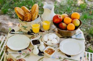 Сервировка стола в саду Деревенский завтрак