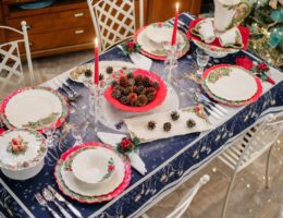 Сервировка с посудой из коллекции Рождественская гирлянда от Bordallo