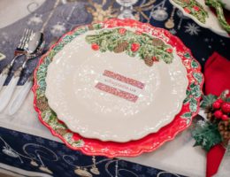 Фрагмент сервировки с посудой из коллекции Рождественская гирлянда от Bordallo