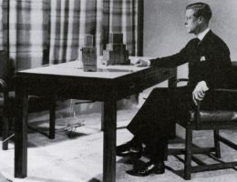 1936 - Эдвард VIII отрекается от престола, сидя в кресле Parker Knoll